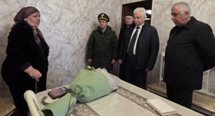 Семье Руслана Ашева передана государственная награда. 13 марта 2026 г. Фото: https://nalchik-news.net/society/2026/03/13/113206.html