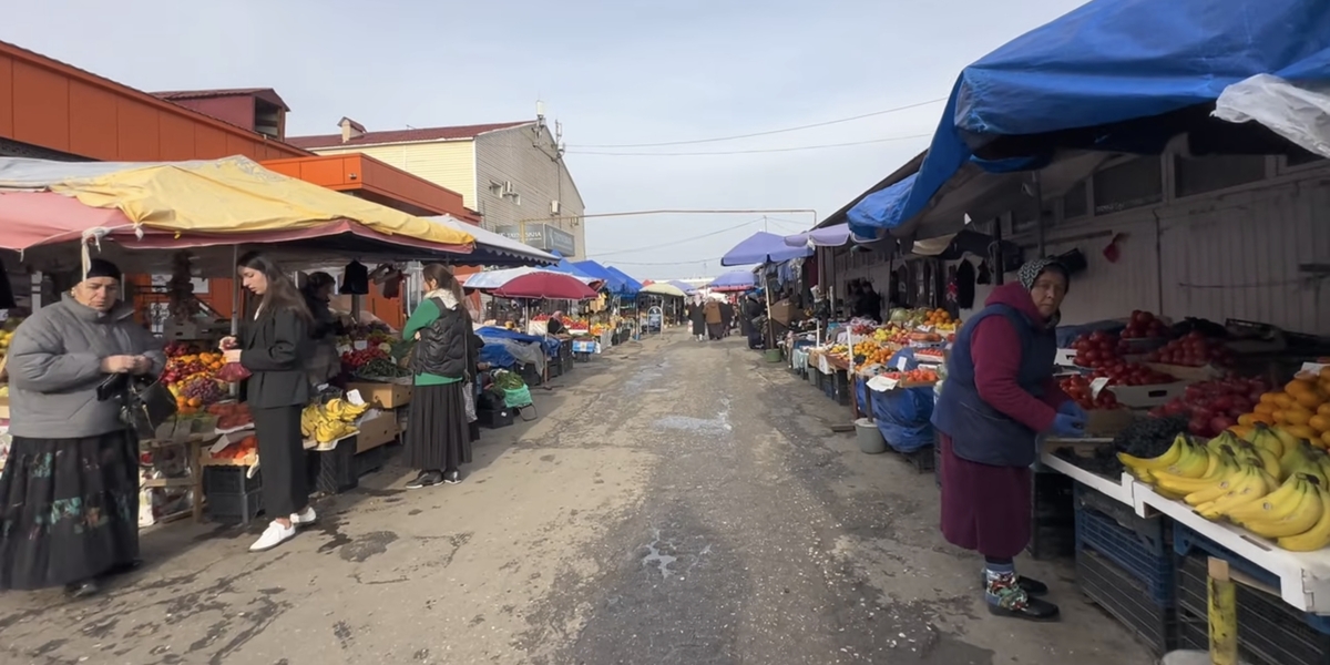 Продуктовые ряды на рынке в Грозном. Кадр видео City Path Explorers / YouTube 