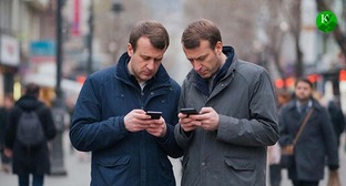 Жители столкнулись с проблемами доступа к сайтам и приложениям. Изображение создано "Кавказским узлом" при помощи ИИ в программе Copilot.