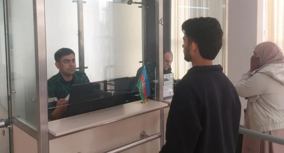 Люди на погранпереходе из Ирана в Азербайджан. Фото: Report https://report.az/xarici-siyaset/irandan-azerbaycana-indiyedek-2-921-nefer-texliye-olunub