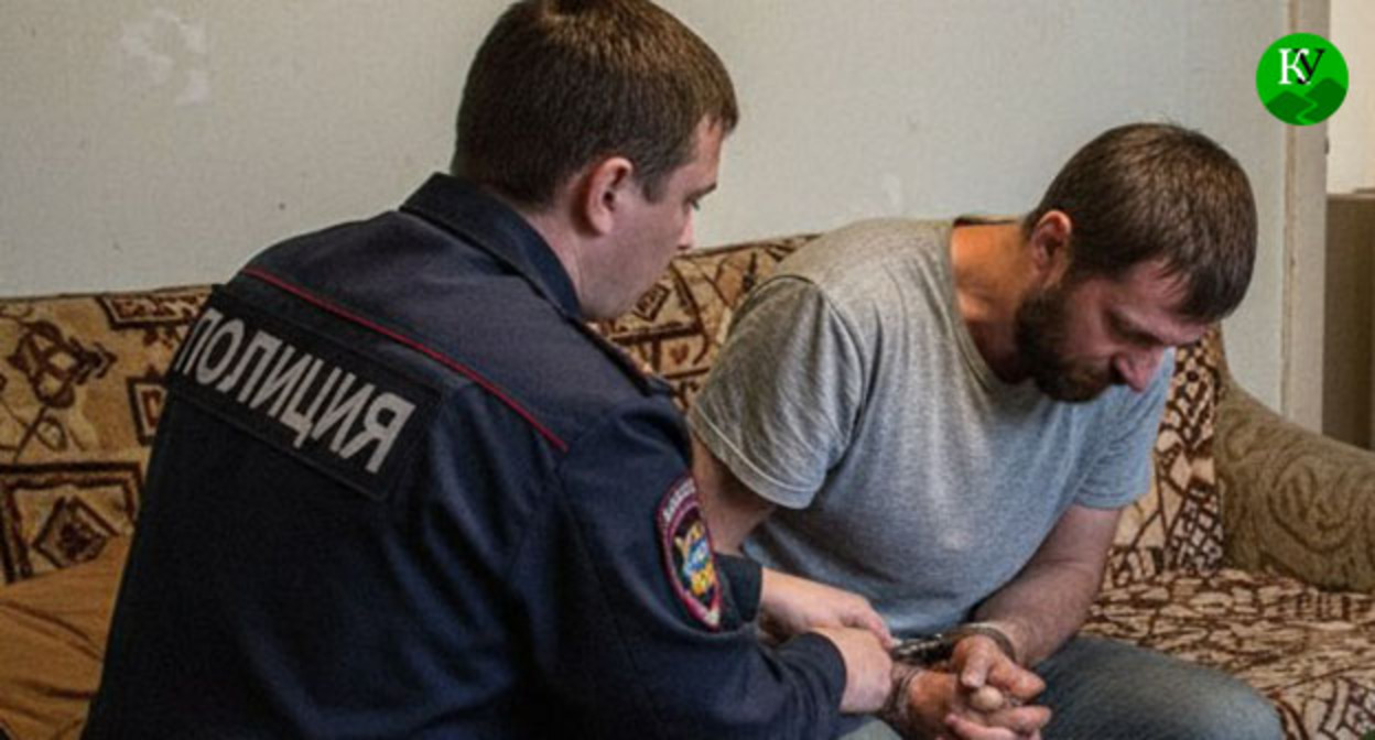 Сотрудник полиции надевает наручники на мужчину. Иллюстрация создана "Кавказским узлом" при помощи ИИ в программе Copilot