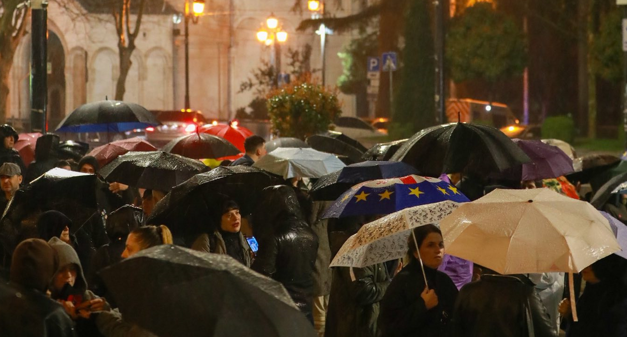 Кадр проевропейские протесты в Тбилиси 483 день подряд. Фото: MO SE / Facebook Кадр проевропейские протесты в Тбилиси 483 день подряд. Фото: MO SE / Facebook