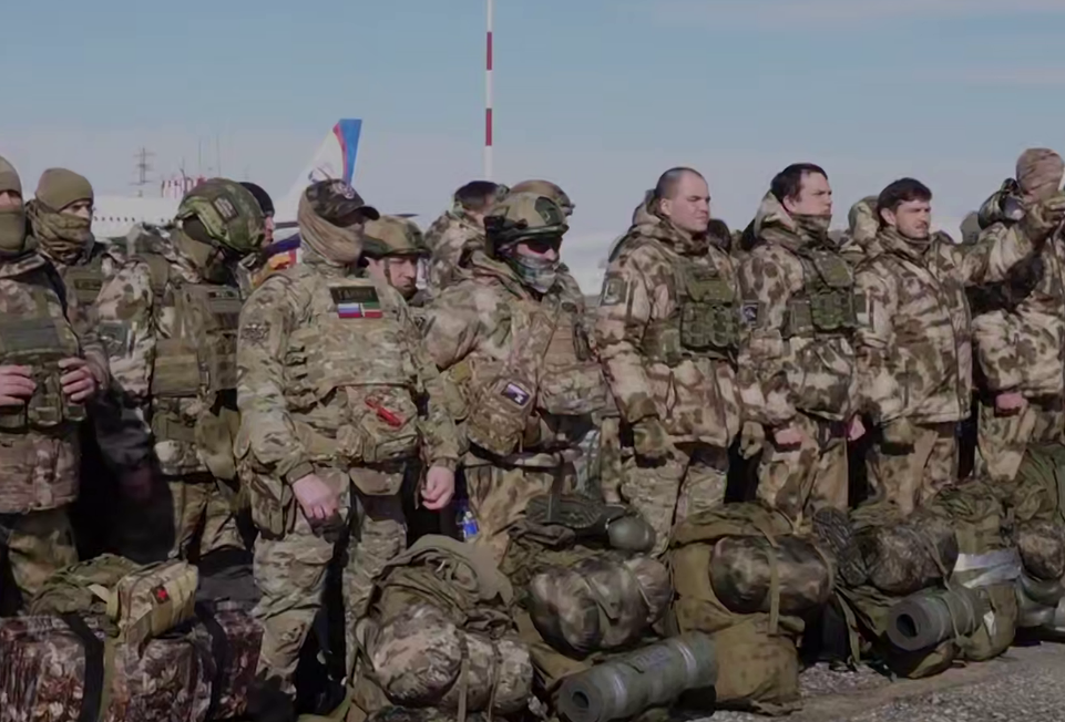 Бойцы в аэропорту Грозного. Скриншот фото из Telegram-канала Рамзана Кадырова от 25.03.26, https://t.me/RKadyrov_95/6392. Бойцы в аэропорту Грозного. Скриншот фото из Telegram-канала Рамзана Кадырова от 25.03.26, https://t.me/RKadyrov_95/6392.