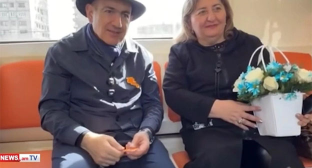 Никол Пашинян с беженкой в метро. Скриншот видео NEWS.am Никол Пашинян с беженкой в метро. Скриншот видео NEWS.am