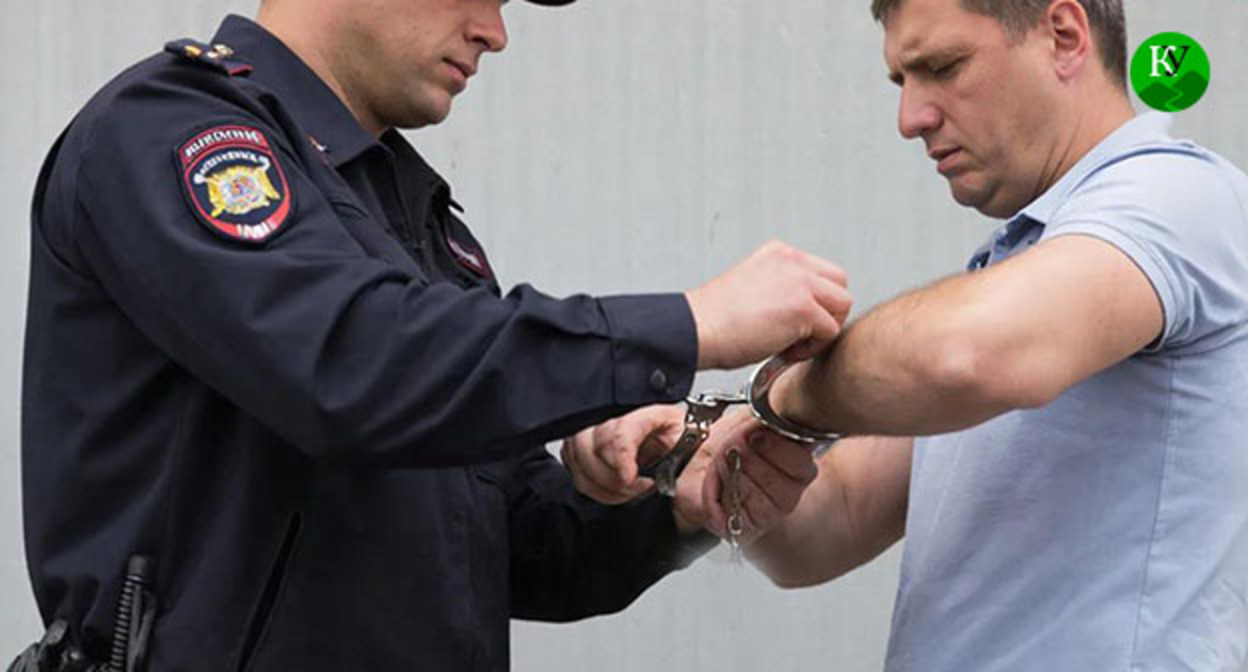 Сотрудник полиции надевает наручники на мужчину. Иллюстрация создана "Кавказским узлом" при помощи ИИ в программе Copilot