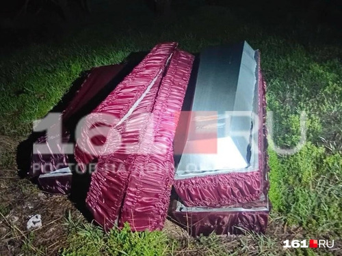 Кадр брошенный гробы у поселка Овощной под Ростовом. Фото: 161.ru / https://161.ru/text/incidents/2026/03/26/76332340/ Кадр брошенный гробы у поселка Овощной под Ростовом. Фото: 161.ru / https://161.ru/text/incidents/2026/03/26/76332340/