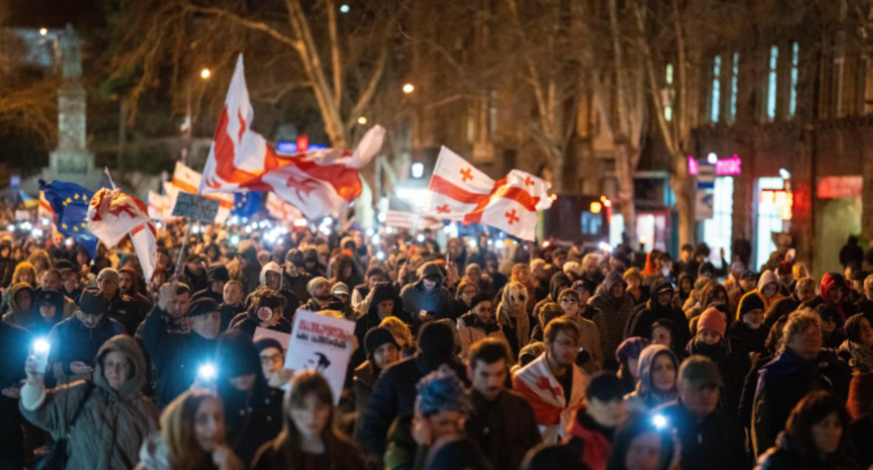 Марш в Тбилиси. Скриншот фото Publika от 28.03.26, https://www.facebook.com/photo/?fbid=1717944082938468&set=pb.100041686795244.-2207520000 (деятельность компании Meta запрещена в России) Марш в Тбилиси. Скриншот фото Publika от 28.03.26, https://www.facebook.com/photo/?fbid=1717944082938468&set=pb.100041686795244.-2207520000 (деятельность компании Meta запрещена в России)