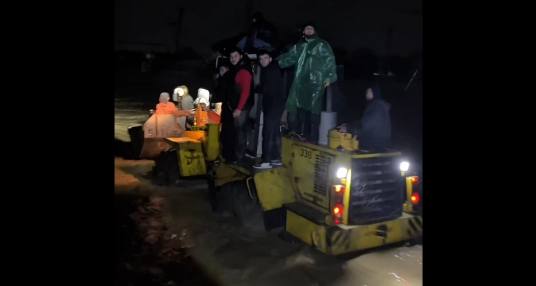 Эвакуация жителей поселка в Гудермесе. Кадр видео главы администрации Гудермесского района https://t.me/khamzatmagamadov/3489