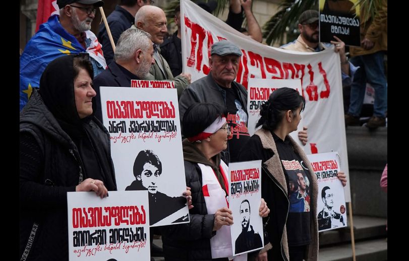 Участники акции в Кутаиси с портретами политзаключенных. Фото Mo Se. Скриншот фото https://www.facebook.com/photo/?fbid=4263152930666113&set=pcb.4263154510665955 (деятельность компании Meta, владеющей соцсетью, запрещена в России)