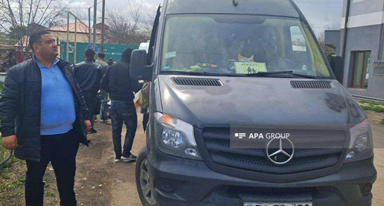 Люди, вернувшиеся в Карабах. Фото: APA https://ru.apa.az/social/v-gorod-xodzavend-pribyla-ocerednaya-gruppa-pereselencev-foto-obnovleno-643512