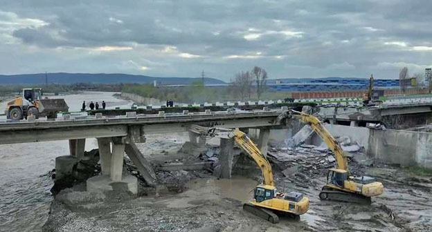Поврежденный мост в Чечне. Грозный Информ Фото: https://www.grozny-inform.ru/news/society/182357/