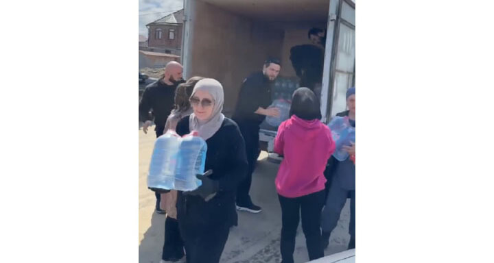 Доставка питьевой воды жителям Махачкалы. Апрель 2026 г. Скриншот видео https://lezgigazet.ru/archives/428933