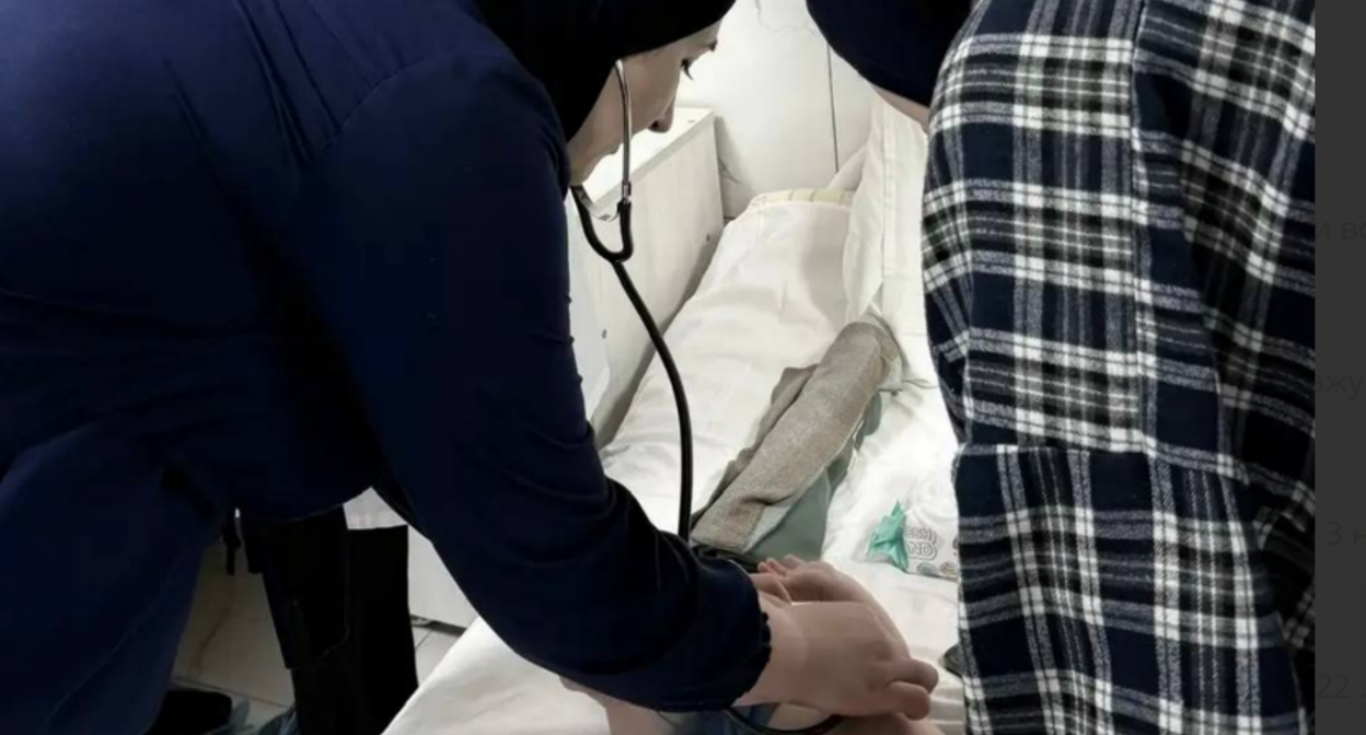 Врачи осматривают пациента в Карабудахкентской больнице. Скриншот фото Минздрава Дагестана от 04.04.26, https://t.me/minzdravrd/14094