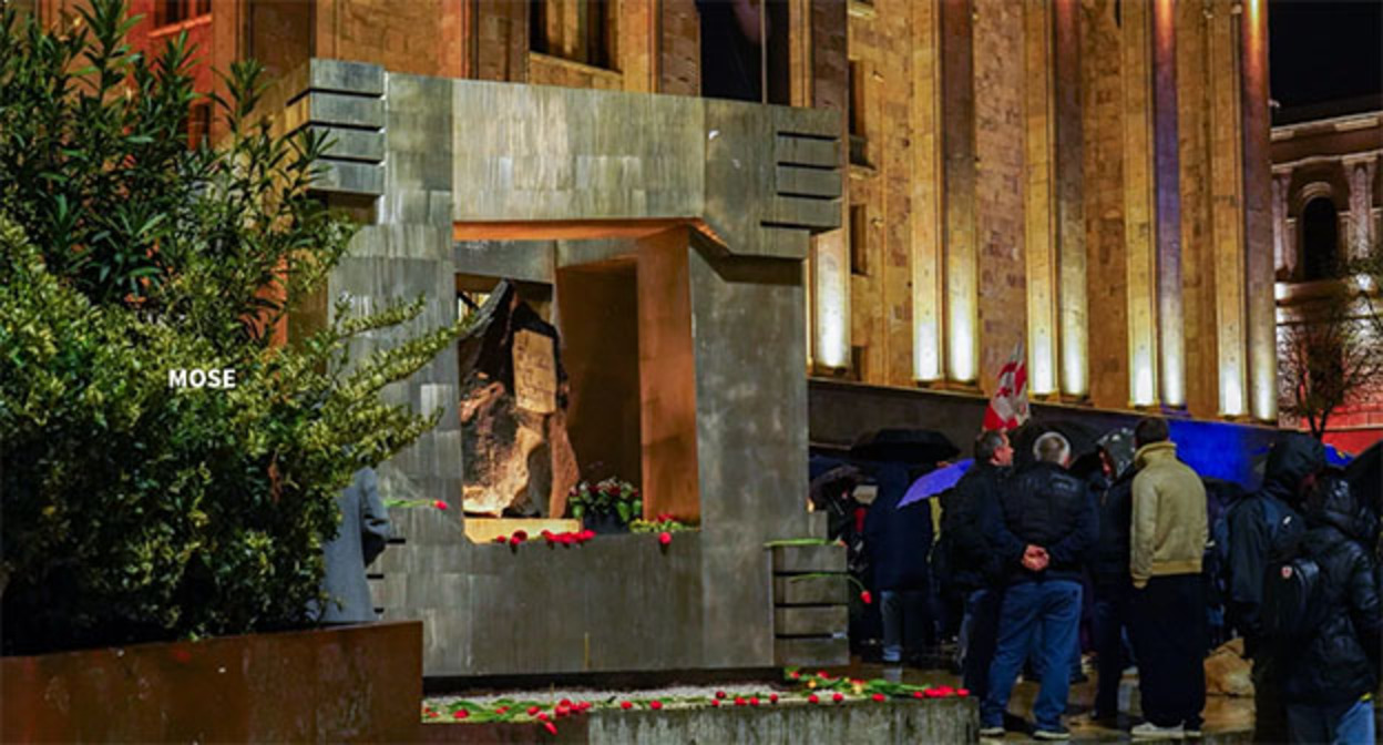 Возложение цветов у мемориала погибшим 9 апреля. 9 апреля 2026 г. Фото: Mo Se https://www.newsgeorgia.ge/ Возложение цветов у мемориала погибшим 9 апреля. 9 апреля 2026 г. Фото: Mo Se https://www.newsgeorgia.ge/