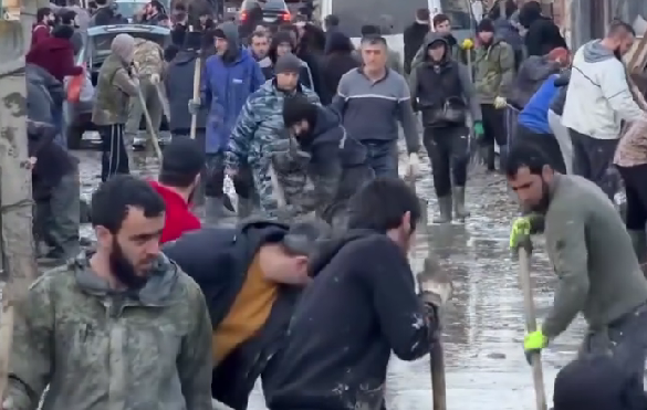 Волонтеры в Мамедкале. С топ-кадр видео "Дагизвестия" https://www.instagram.com/p/DWzlRcPjFK4/ (деятельность компании Meta, владеющей соцсетью, запрещена в России).