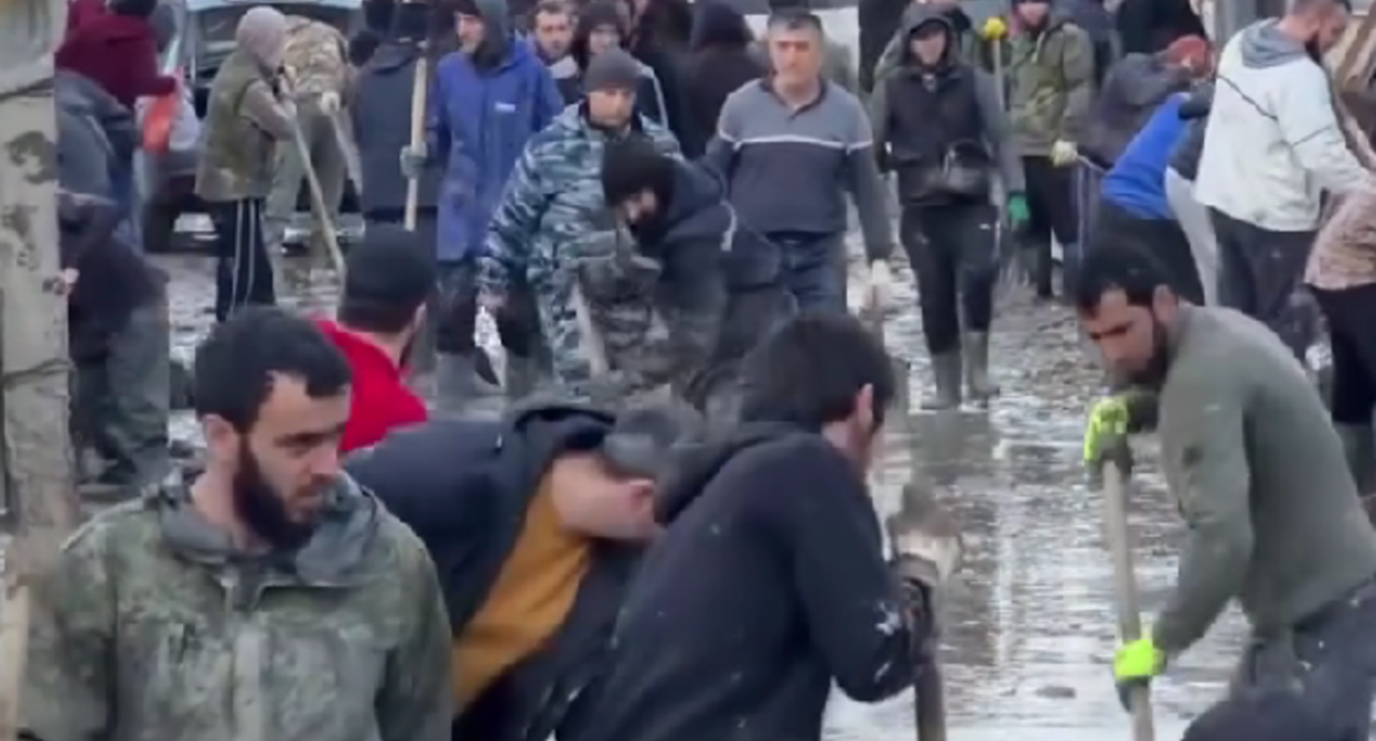 Волонтеры в Мамедкале. С топ-кадр видео "Дагизвестия" https://www.instagram.com/p/DWzlRcPjFK4/ (деятельность компании Meta, владеющей соцсетью, запрещена в России). Волонтеры в Мамедкале. С топ-кадр видео "Дагизвестия" https://www.instagram.com/p/DWzlRcPjFK4/ (деятельность компании Meta, владеющей соцсетью, запрещена в России).