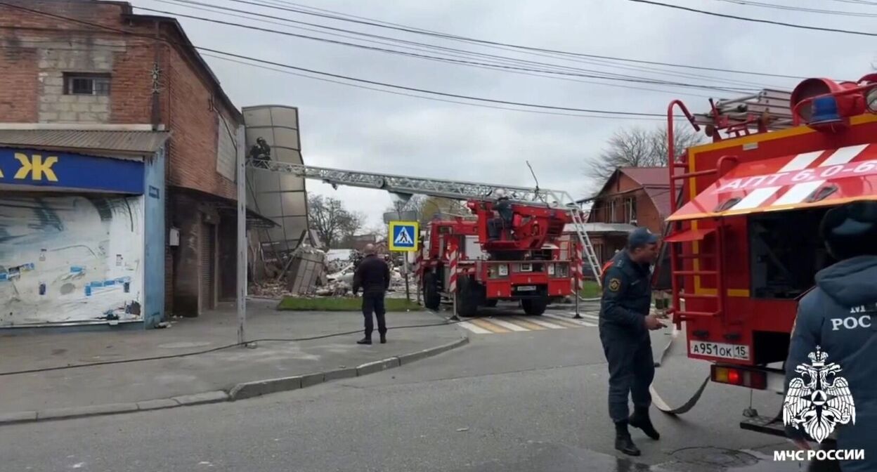 На месте взрыва во Владикавказе. 10 апреля 2026 г. Фото: МЧС России На месте взрыва во Владикавказе. 10 апреля 2026 г. Фото: МЧС России