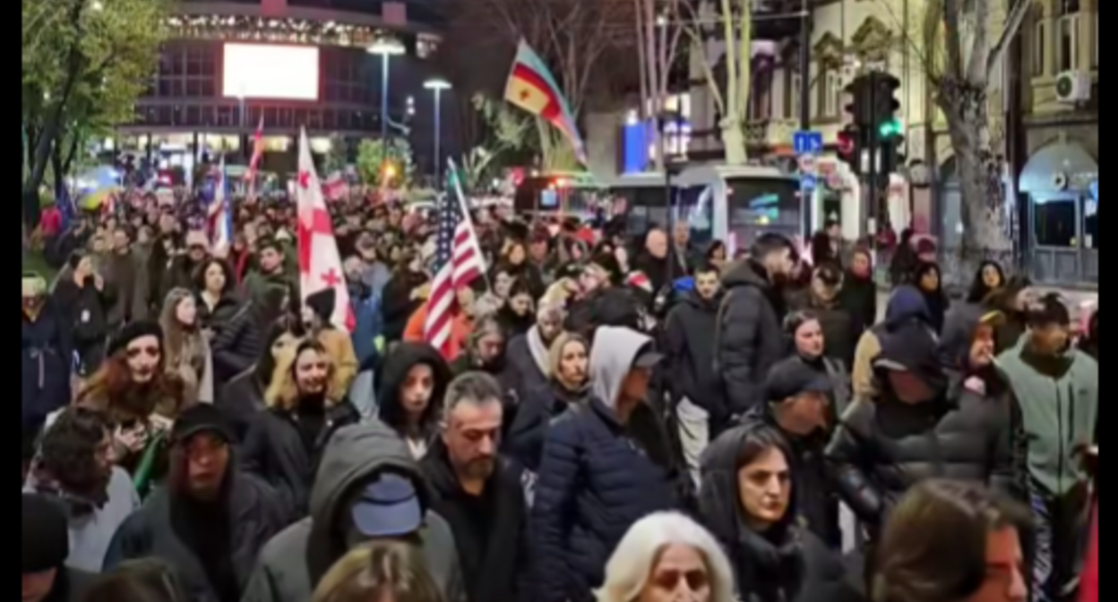 Шествие в Тбилиси. Стоп-кадр видео Publika от 11.04.26. Шествие в Тбилиси. Стоп-кадр видео Publika от 11.04.26.