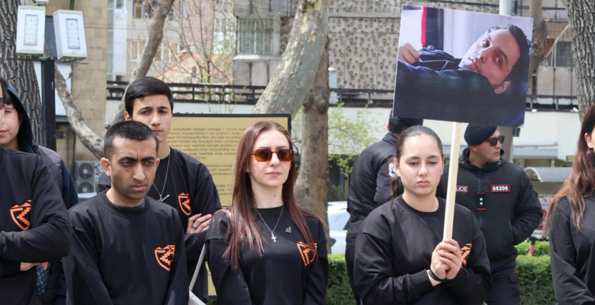 Участники акции в поддержку Давида Минасяна. Скриншот фото Armenia Today от 12.04.26, https://t.me/armtoday/101657. Участники акции в поддержку Давида Минасяна. Скриншот фото Armenia Today от 12.04.26, https://t.me/armtoday/101657.