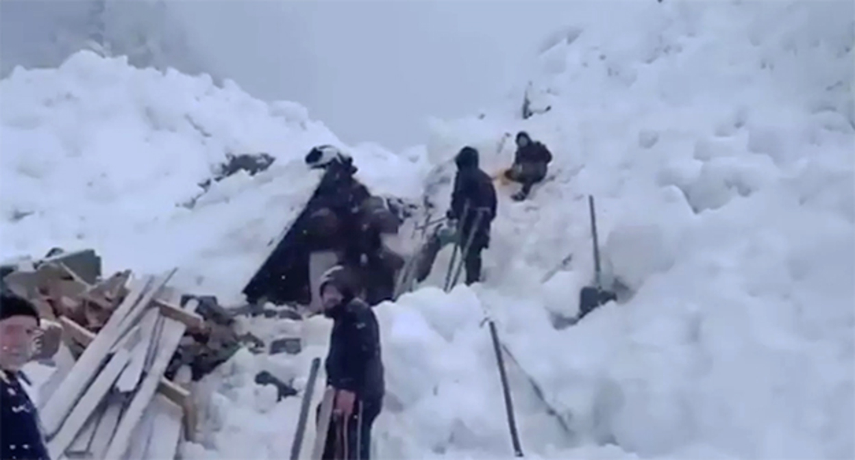 Снежная лавина накрыла дома в селе Шаитли. 12 апреля 2026 г. Скриншот видео https://www.instagram.com/p/DXD9CUXjQNp/ Instagram принадлежит компании Meta деятельность которой запрещена в России