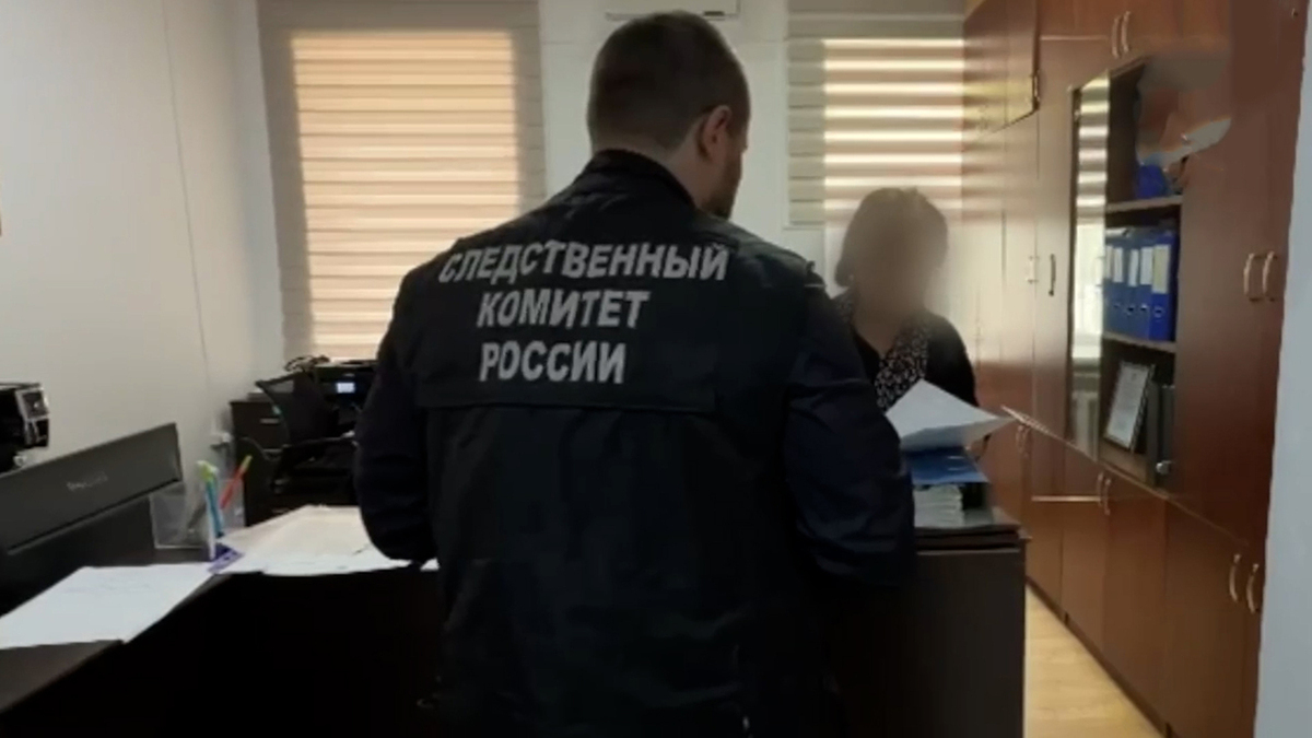 Обыск во время задержания директора водоканала. 13 апреля 2026 г. Скриншот видео https://www.1tv.ru/news/2026-04-13/539224