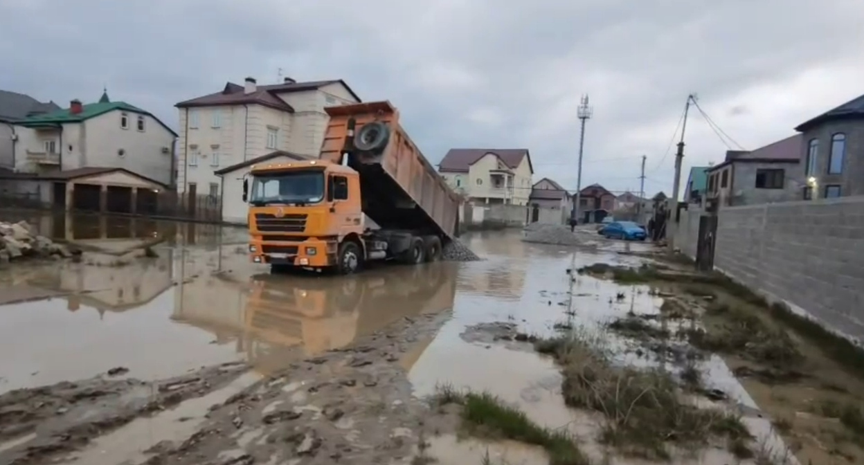 Последствия наводнения в махачкалинском поселке. Кадр видео администрации Махачкалы https://t.me/makhachkalaofficial/21990 Последствия наводнения в махачкалинском поселке. Кадр видео администрации Махачкалы https://t.me/makhachkalaofficial/21990