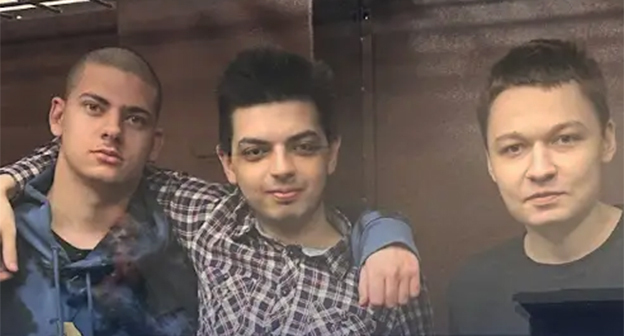 Илья Кудинов, Ахмед Рамалданов и Иван Благодатских (слева направо). Скриншот видео https://www.youtube.com/post/Ugkxb3-dJLOvGw3MxbsFnLjP-Dnp5CKWxqr2 Илья Кудинов, Ахмед Рамалданов и Иван Благодатских (слева направо). Скриншот видео https://www.youtube.com/post/Ugkxb3-dJLOvGw3MxbsFnLjP-Dnp5CKWxqr2