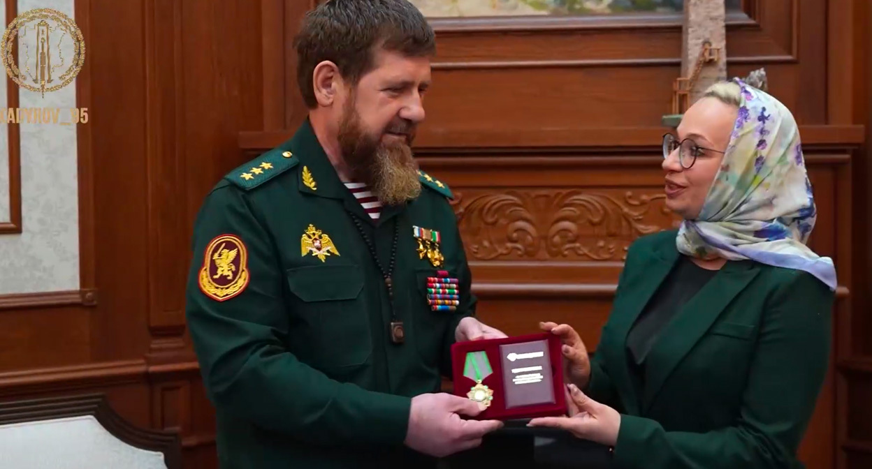 Вручение ордена Кадырову. Кадр из видео: https://t.me/RKadyrov_95/6508