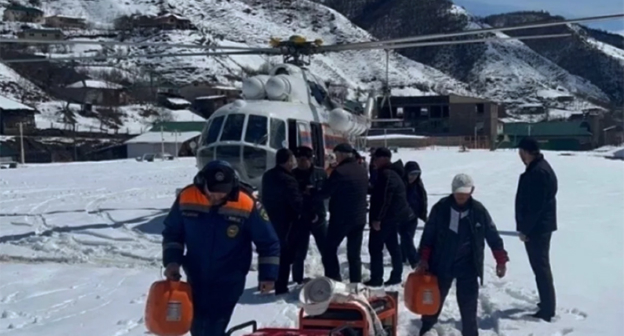 Эвакуация метеоролога со станции Сулак. Фото: МЧС России