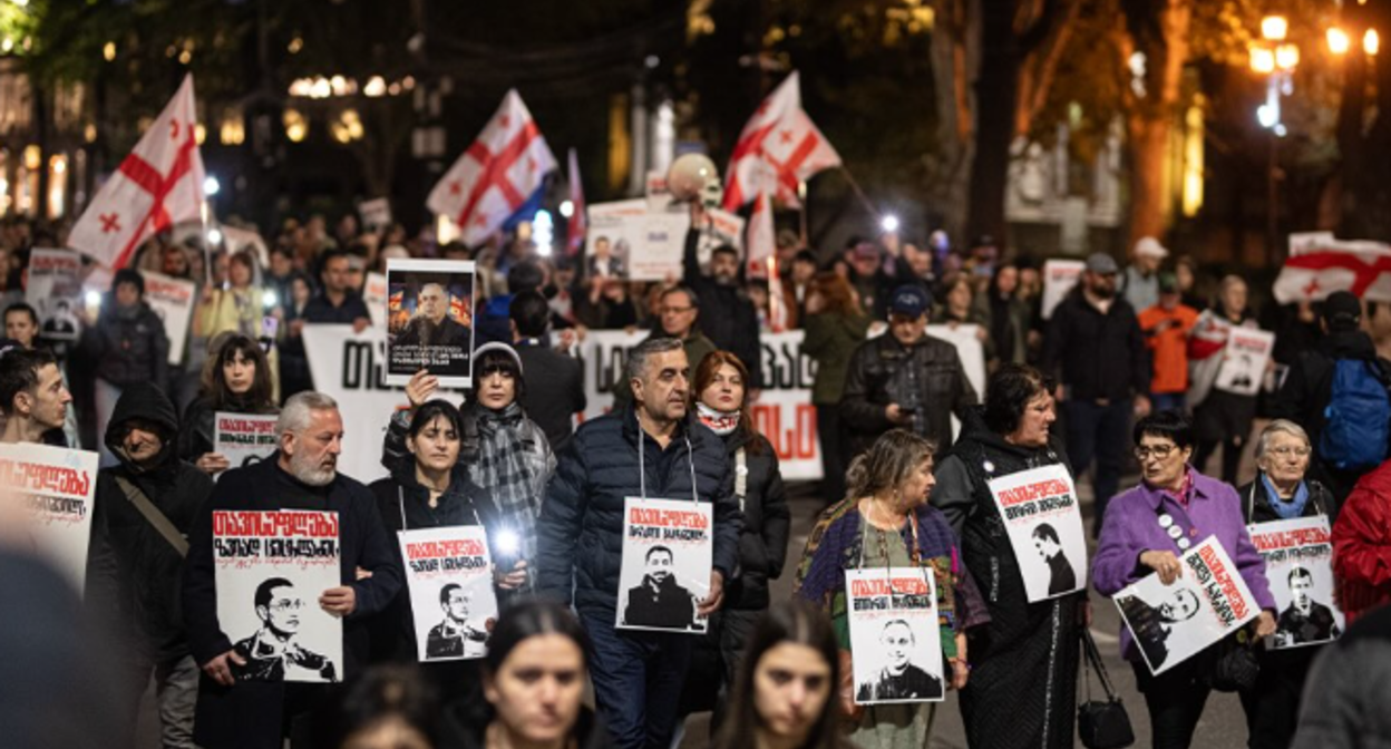 Участники марша в Тбилиси. Скриншот фото Publika от 25.04.26, https://www.facebook.com/publika.ge/posts/pfbid02EJfpKGRerrobLrsfvhrSZbkBYwxi3PKbahi6us4jmCWa6a1XiMoYJPuA4gJSLTcBl (деятельность компании Meta, владеющей соцсетью, запрещена в России)