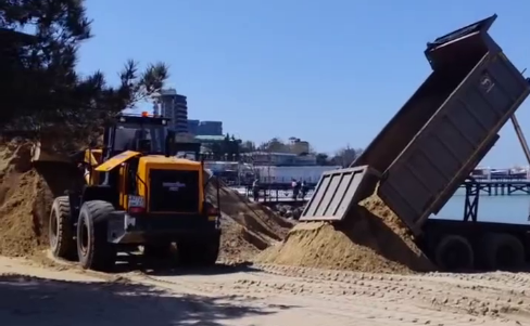 Засыпка привозным песком пляжей Анапы. Стоп-кадр видео из Telegram-канала Макса Анапского от 25.04.26, https://t.me/maksanapskii/19017.