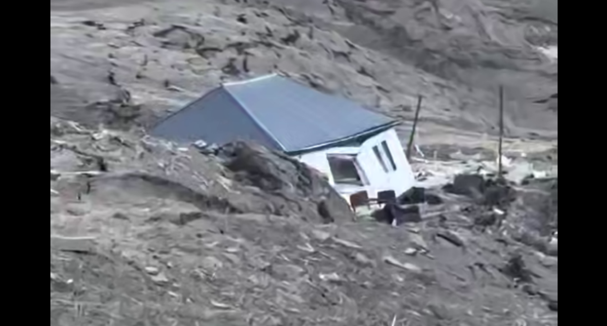 Одно из разрушенных зданий в Кули. Стоп-кадр видео "Тут Дагестан" от 26.04.26, https://t.me/tutdagestan_05/20244