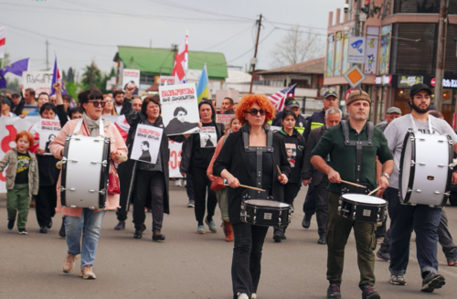 Участники акции протеста в Зугдиди. Скриншот фото Mo Se от 26.04.26, https://www.facebook.com/photo?fbid=4290374601277279&set=pcb.4290374881