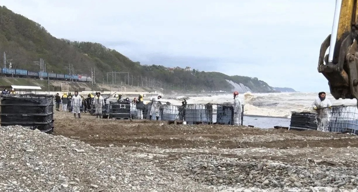 Уборка нефтепродукта на побережье в Туапсе. Фото из телеграм-канала оперштаба Кубани https://t.me/opershtab23/15794