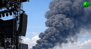 Сцена и дым. Иллюстрация создана «Кавказским узлом» с помощью ИИ в программе Copilot