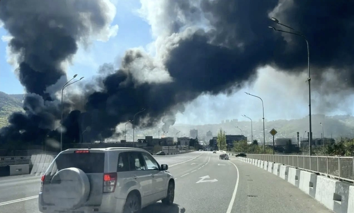 Дым от горящего НПЗ в Туапсе, 28 апреля 2026 года. Скриншот публикации в сообществе ТУАПСЕ / "ВКонтакте"
https://vk.com/wall-1113580_181653