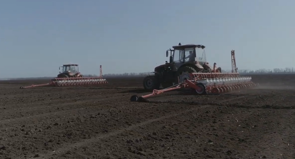 Техника концерна "Покровский" на поле. Кадр видео
