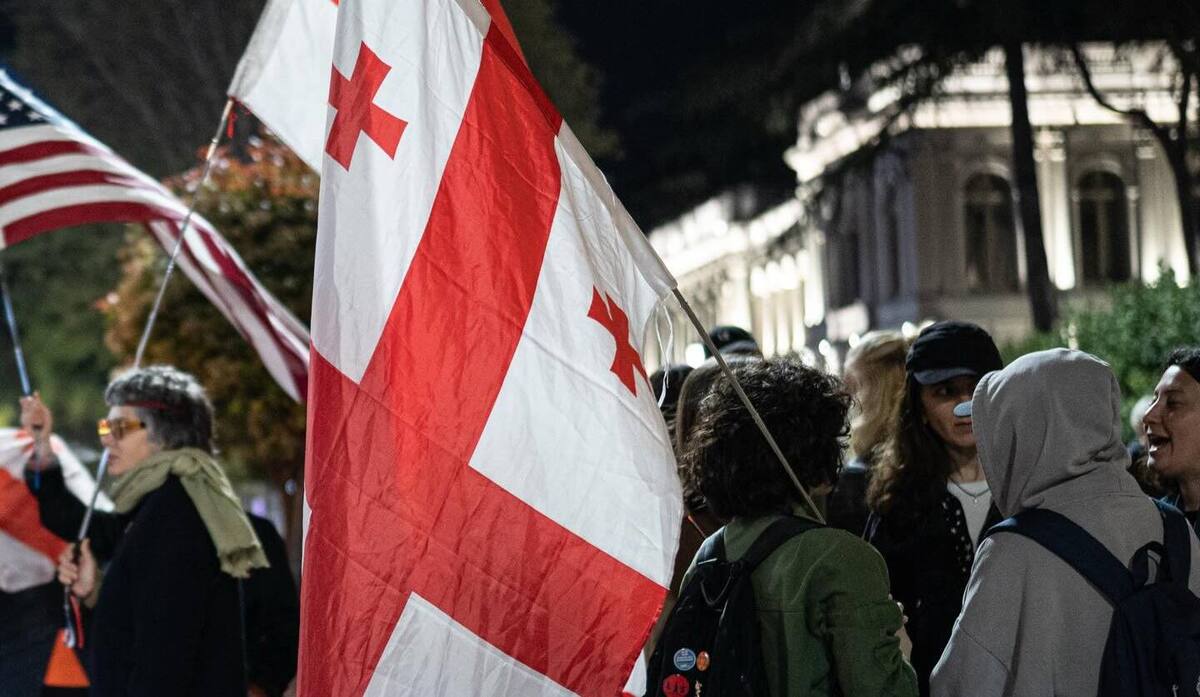 Протестующие на проспекте Руставели. Фото: Mindia Gabadze / Publika