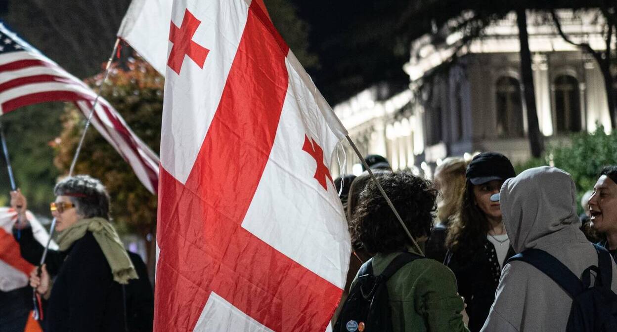 Протестующие на проспекте Руставели. Фото: Mindia Gabadze / Publika