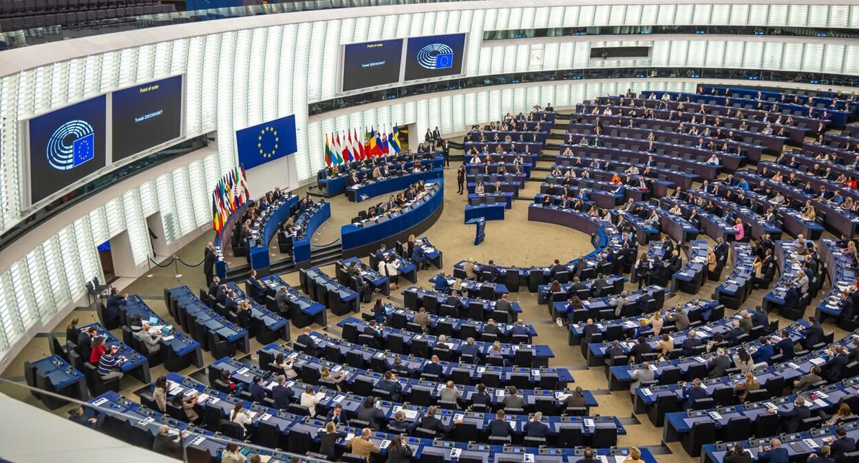 Кадр Европарламент отозвал аккредитацию у трех грузинских телеканалов. Фото: Publika.ge / https://publika.ge/ra-weria-saqartvelos-shesakheb-evroparlamentis-25-punqtian-rezoluciashi/