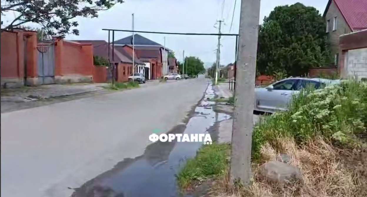 Кадр жители Сунжи пожаловались на разбитые дороги и прорывы труб. Фото: Фортанга / Telegram-канал