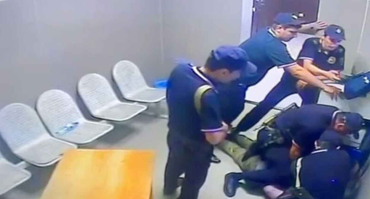 Кадр видео избиения Ахмеда Джабраилова в отделе полиции. Скриншот из телеграм-канала Шамиля Хадулаева