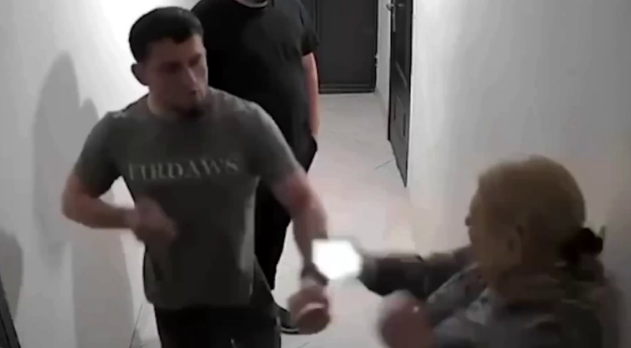 Боец "Ахмата" избивает женщину. Стоп-кадр "Сапа Кавказ" от 16.05.26, https://t.me/sapakavkaz/7165. Боец "Ахмата" избивает женщину. Стоп-кадр "Сапа Кавказ" от 16.05.26, https://t.me/sapakavkaz/7165.