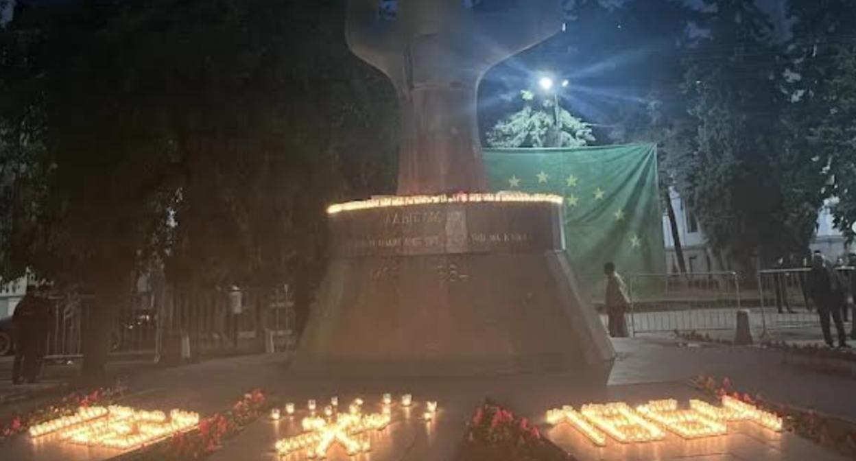 Активисты зажгли 101 свечу. Фото корреспондента "Кавказского узла" от 20.05.26 Активисты зажгли 101 свечу. Фото корреспондента "Кавказского узла" от 20.05.26