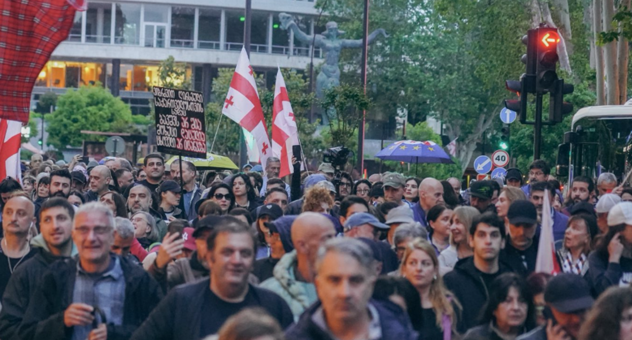 Участники шествия 23 мая. Скриншот фото Mo Se, https://www.facebook.com/photo/?fbid=4317603431887729&set=pcb.4317604495220956
