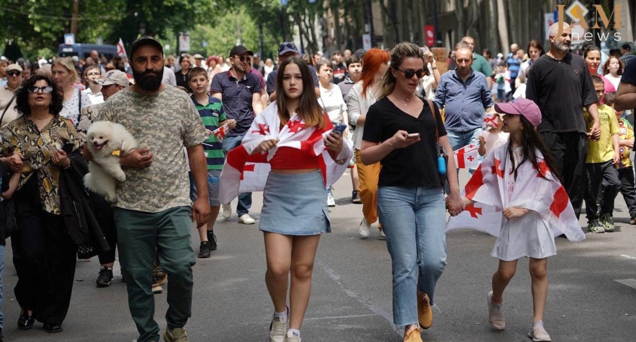 Жители Грузии отмечают День независимости. 26 мая 2025 года. Фото: JAMnews https://t.me/jamnewsru/23935 Жители Грузии отмечают День независимости. 26 мая 2025 года. Фото: JAMnews https://t.me/jamnewsru/23935