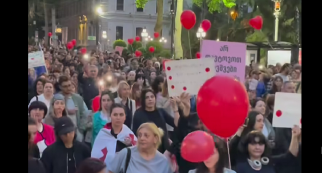 Участники шествия в Тбилиси. Стоп-кадр видео Publika от 24.05.26, https://www.facebook.com/reel/1498655901745663
