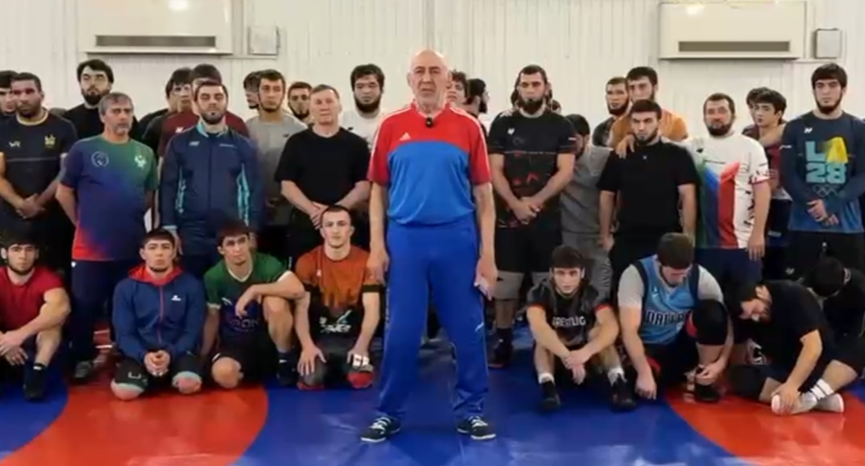 Магомед Гусейнов (в центре) и спортсмены. Кадр видеообращения из телеграм-канала "Черновик 2.0" https://t.me/chernovik_new/9205 Магомед Гусейнов (в центре) и спортсмены. Кадр видеообращения из телеграм-канала "Черновик 2.0" https://t.me/chernovik_new/9205