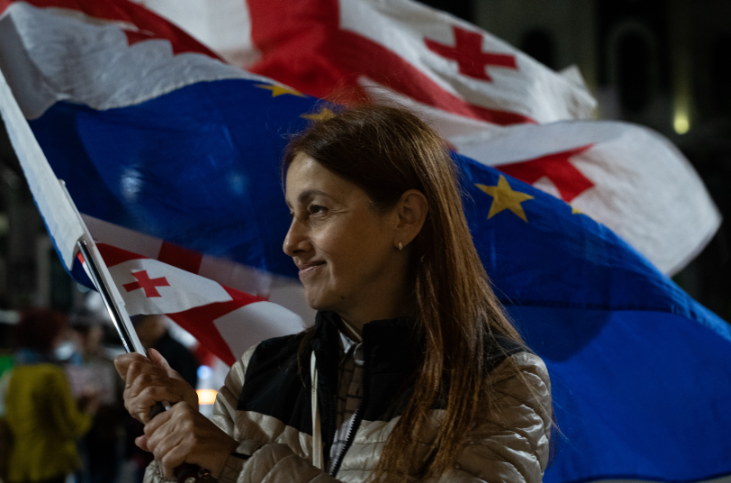 Участница акции у парламента Грузии. Скриншот фото Publika от 27.05.26, https://www.facebook.com/photo?fbid=1769447167788159&set=pcb.1769447274454815