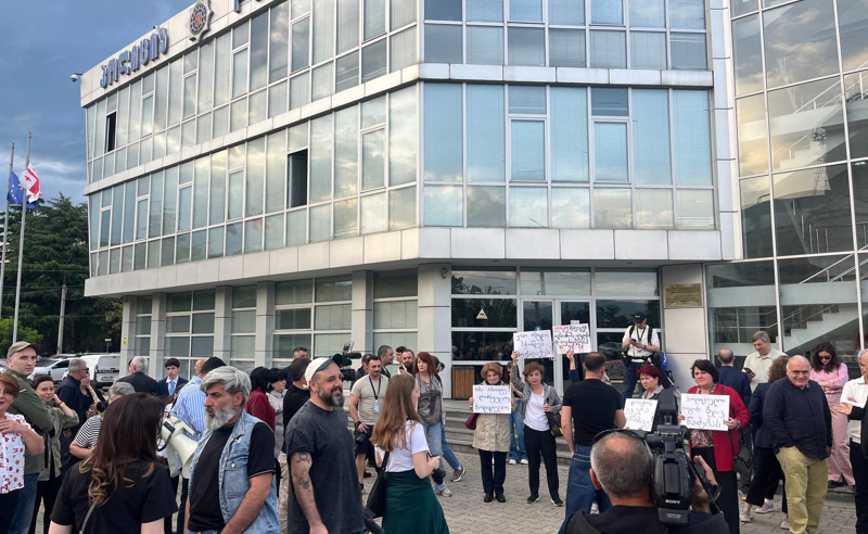 Стоп-кадр: "Протестующие против насилия полиции в Гори". Фото: interpressnews / https://www.interpressnews.ge/ka/article/871209-goris-policiis-shenobastan-sadac-saprotesto-akcia-mimdinareobs-xmauri-iqo
